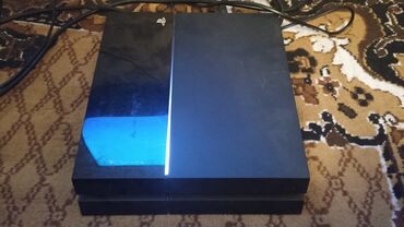 сенсорный монитор: Игровая консоль Sony PlayStation 4 в черном цвете. Консоль оснащена