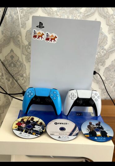 плейстейшен джойстик: Комплект игровой консоли PlayStation 5, который включает два