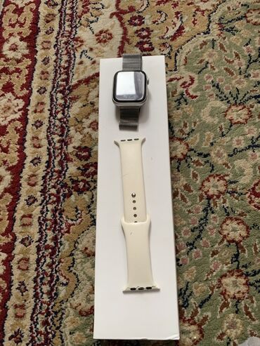 купить apple watch: Умные часы Apple с квадратным корпусом, оснащенные цифровым дисплеем