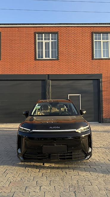 GAC: Черный кроссовер/внедорожник с просторным салоном и бежевой кожаной — 1