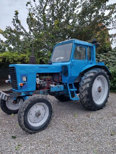 Soyuducu avadanlığı: Mavi rəngli Belarus tipli təkərli traktor - Güclü dizel mühərriki, 4
