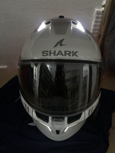 Moto dəbilqələr: Shark skwal i3 kask satılır 300 manat . Led işıqlı . Motosikl stopu
