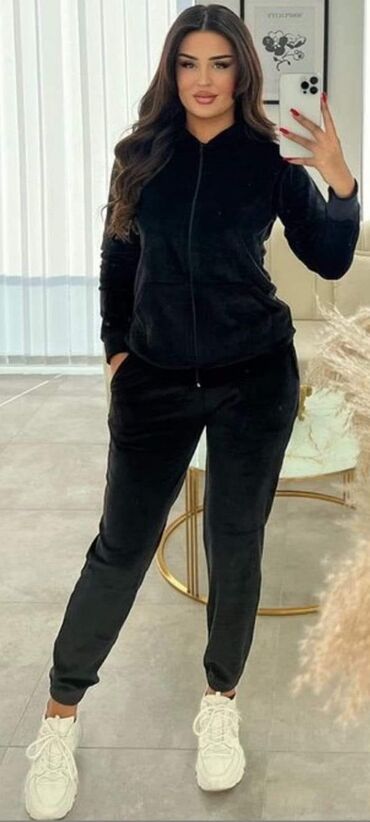 Gornji i donji deo: Plisane trenerke,vece velicine.
2.700
L,XL,2XL,3XL — 8