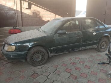авто запчасти на ауди: Зеленый седан Audi 100. Автомобиль среднего размера с классическим