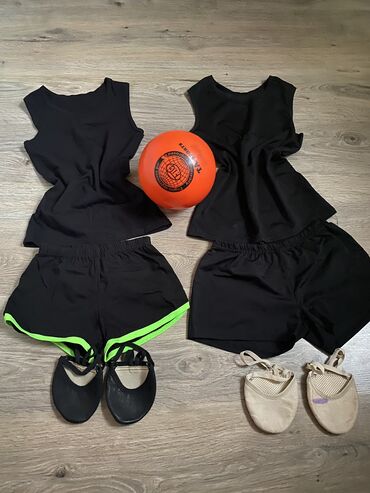 спорт комплект: Форма для гимнастикиполный комплект( майка,шорты,чешки,мяч) Два