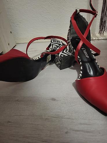 bogner cipele: Ženske cipele na blok štiklu – crvene sa etno detaljima - Model — 3
