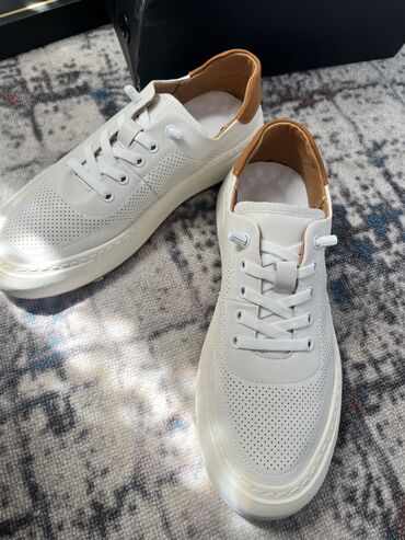 обувь белая: Кожаные кеды, мягкие, лёгкие и дышащие. Качество отличное