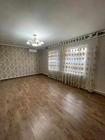 Продажа коттеджей и домов: 🏡 Продаётся дом в ж/м Ак-Бата 📍 До главной дороги — 400 м (асфальт) — 7