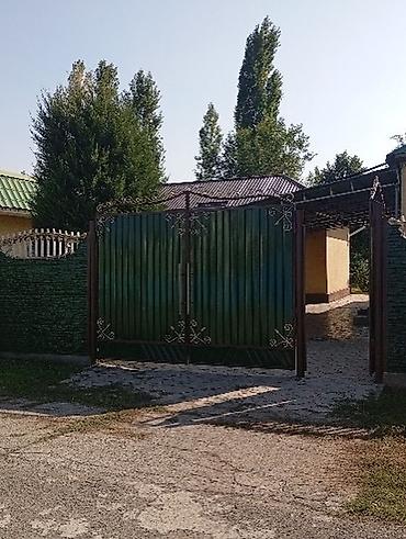 Просторный частный дом с ухоженной территорией и удобным въездом. На