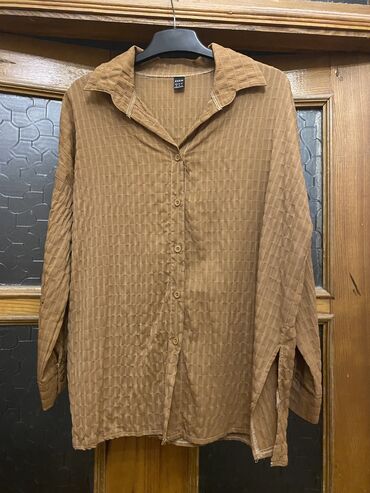 Köynək və bluzalar: Qadın geyimləri – 2 fərqli model 1) Ağ bluz: - Yumşaq, axıcı parça - — 2