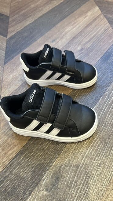 детские кожаные кеды: Детские кроссовки Adidas оригинальные. Размер-24. Подходит на ножку
