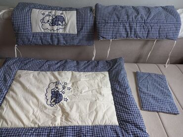vrteska za krevetac: Ogradica za krevetac, malo koriscena, sastoji se iz 4 dela.Cena