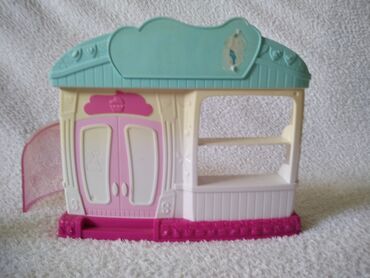 Igračke: Shopkins poslastičarnica
Poklopac se skida 
Očuvana
C — 5