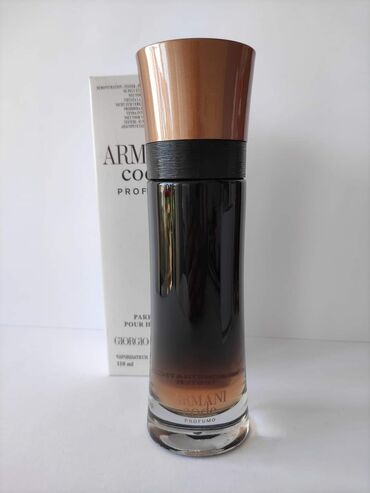 muški bade mantili: Armani Code Profumo od Giorgio Armani je amber začinski miris za
