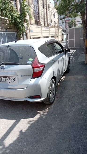 Nissan: Nissan Note e-POWER, gümüş rəng, hatchback. Xüsusiyyətlər: - e-POWER
