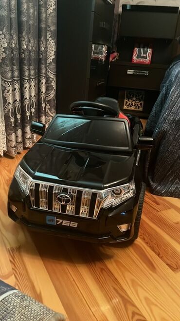 Manejlər: Uşaqlar üçün nəzərdə tutulmuş, qara rəngli, Toyota Land Cruiser Prado