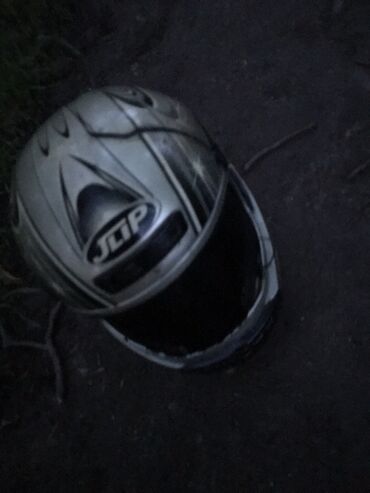 Шлемы: Продам шлем взрослый за 1500 немного сломан сверху на фото видно