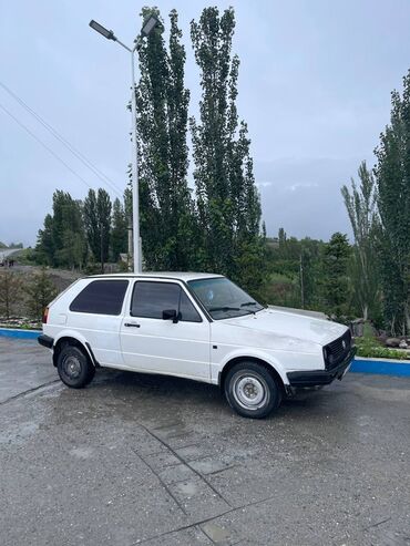 кузов каратыш: Хэтчбек Volkswagen Golf MK2 белого цвета. Модель имеет две двери, что