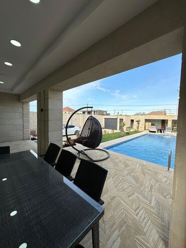 Hovuzlar: Hovuz olan həyət evi. Ərazidə istirahət üçün günəş çarpayıları, stol — 9