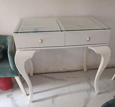Komodlar: Ağ rəngli vitrinli konsol/masa - Material: taxta karkas, üst hissə — 1