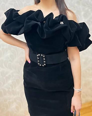 mexmer parca: Qara məxməri qısa gecə geyimi - Model: off-shoulder (çiyinlər açıq) — 2