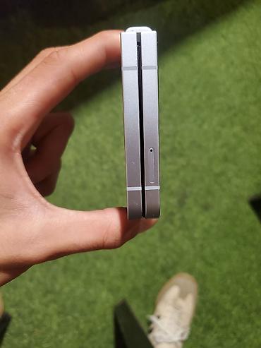 klas 6: Samsung Galaxy Z Flip 5, 256 GB, rəng - Gümüşü, Barmaq izi — 4