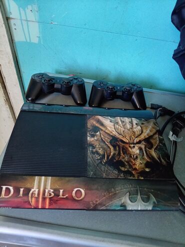 кондиционер бу: Diablo III temalı bir PlayStation 3 konsolu, iki ədəd qara rəngli