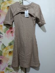 короткое трикотажное платье с длинным рукавом: ПЛАТЬЕ ТРИКОТАЖНОЕ. 42 - 44 РАЗ. НЕЖНО - БЕЖЕВОГО ЦВЕТА