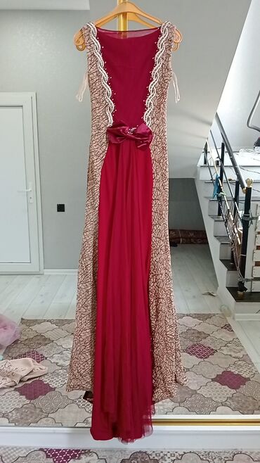 bine ticaret merkezi qadin ziyafet geyimleri: Ziyafət geyimi. Tikdirilib. Bir dəfə geyinilib toya. Ünvan:Binə