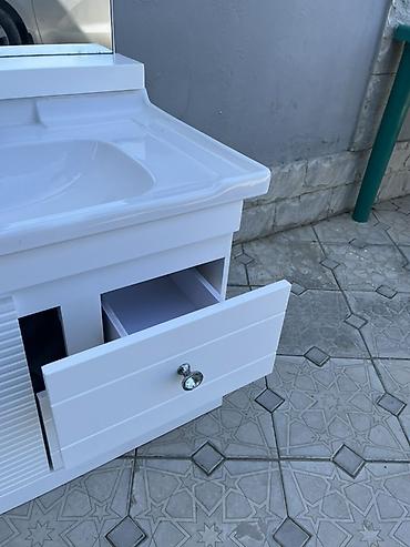 hamam ucun aksessuarlar: Ağ rəngli hamam mebeli dəsti – güzgülü üst modul, keramik əl-üz yuyan — 3