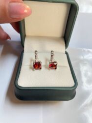 Minđuše: Naslov: Minđuše – 850 din/par Opis: Elegantne minđuše sa crvenim — 3