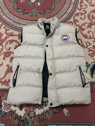 спортивные лосины женские: Утепленный жилет от Canada Goose в бежевом цвете. Модель имеет