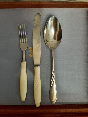 Наборы посуды: Продаю столовый набор из шести ложек,шести вилок,и пяти ножей — 6