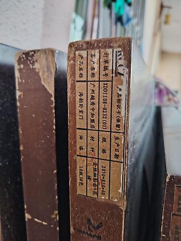 Qapılar və aksessuarlar: Çərçivələri ilə birgə 7 ədəd otaq qapısıdır. 1 ədədi cüt şüşəli və iki — 7