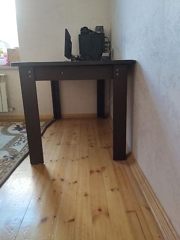ofıs masası: Geniş iş masası – tünd qəhvəyi - Material: laminat/LDSP taxta səth — 1