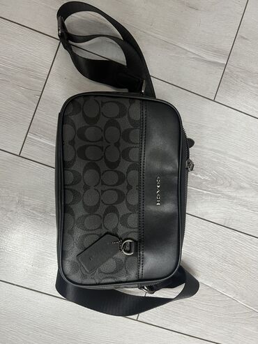 цепочка с жемчугом в ракушке: Продаю барсетку Coach абсолютно новая подарили не носил