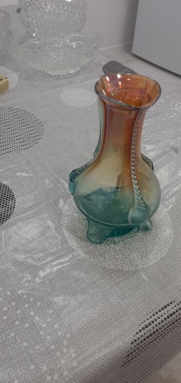 Xonça: Dekorativ Şüşə Grafinlər. Həcmi 1 litr. 4 ədəd var. Xrustal qablar — 3