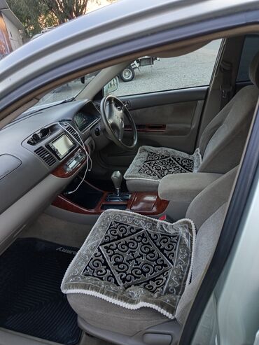 инструменты для автомобиля: Автомобиль Toyota Camry в серебристом цвете, модель 2002 года, с
