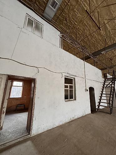 Продажа помещений свободного назначения: Продаётся коммерческое помещение 905 кв.м. (10 соток) Сокулук центр, у — 7