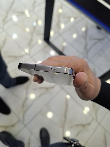 video isiq: Smartfon – metal çərçivəli, şüşə arxalı, düz kənarlı korpus. Ön — 2