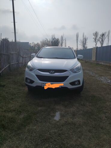 Hyundai: Hyundai ix35, ağ rəngli krossover/SUV. Xarici: - Ağ kuzov, qara alt — 3