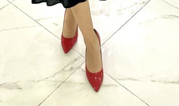 туфли в отличном состоянии: Туфли 38.5, цвет - Красный
