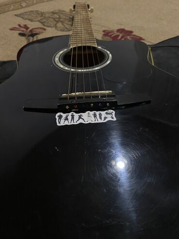 Гитары: На гитаре есть царапины и наклейки,хорошо звучит,струны хорошие — 8