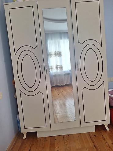 kuxna üçün stol: Mebel dəsti – şkaf, qəhvə masası və TV stend - Üçqapılı paltar şkafı — 1