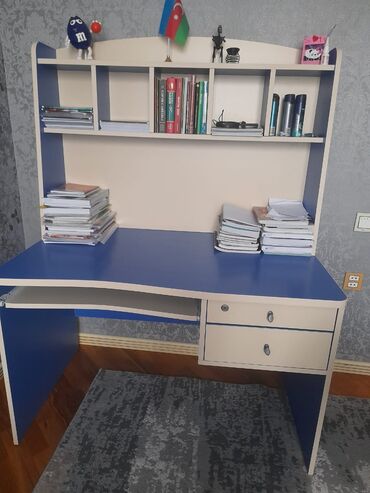 детский компьютерный стул: NurideYazı masası Satılır 60₼ Yaxşı vəziyyətdə Ünvan Memar Əcəmi K7872