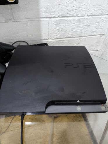 PS3 (Sony PlayStation 3): Продаю пс3 в комплекте 4 джойстика 300гб прошитый есть 8игр