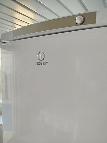 холодильный стол: Indesit — двухкамерный холодильник с нижней морозильной камерой — 1