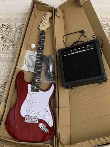 гитара рок: Продаю новую электрогитару stratocaster. В комплекте: кабель, доп