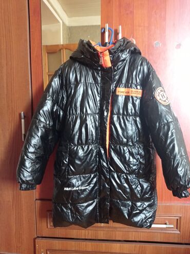 Kardiqanlar, jaketlər: Qara rəngli, parlaq parçadan hazırlanmış puffer jaket. Jaket qabarıq