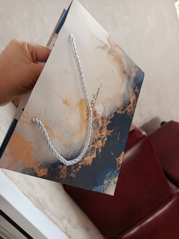 Подарочные упаковки: Подарочные упаковки - Бумажный пакет с ручками: плотный картон at lalafo.kg — 10 Подарочные упаковки: Подарочные упаковки - Бумажный пакет с ручками: плотный картон — 10